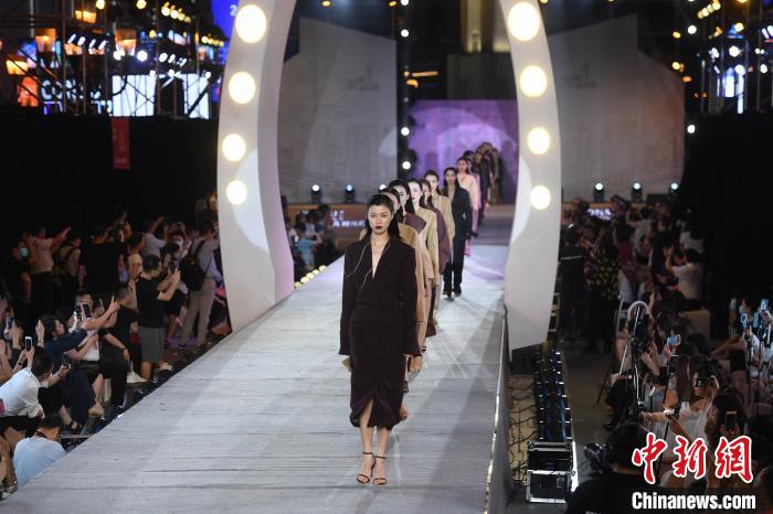 中外模特重庆解放碑t台走秀展示时尚服饰