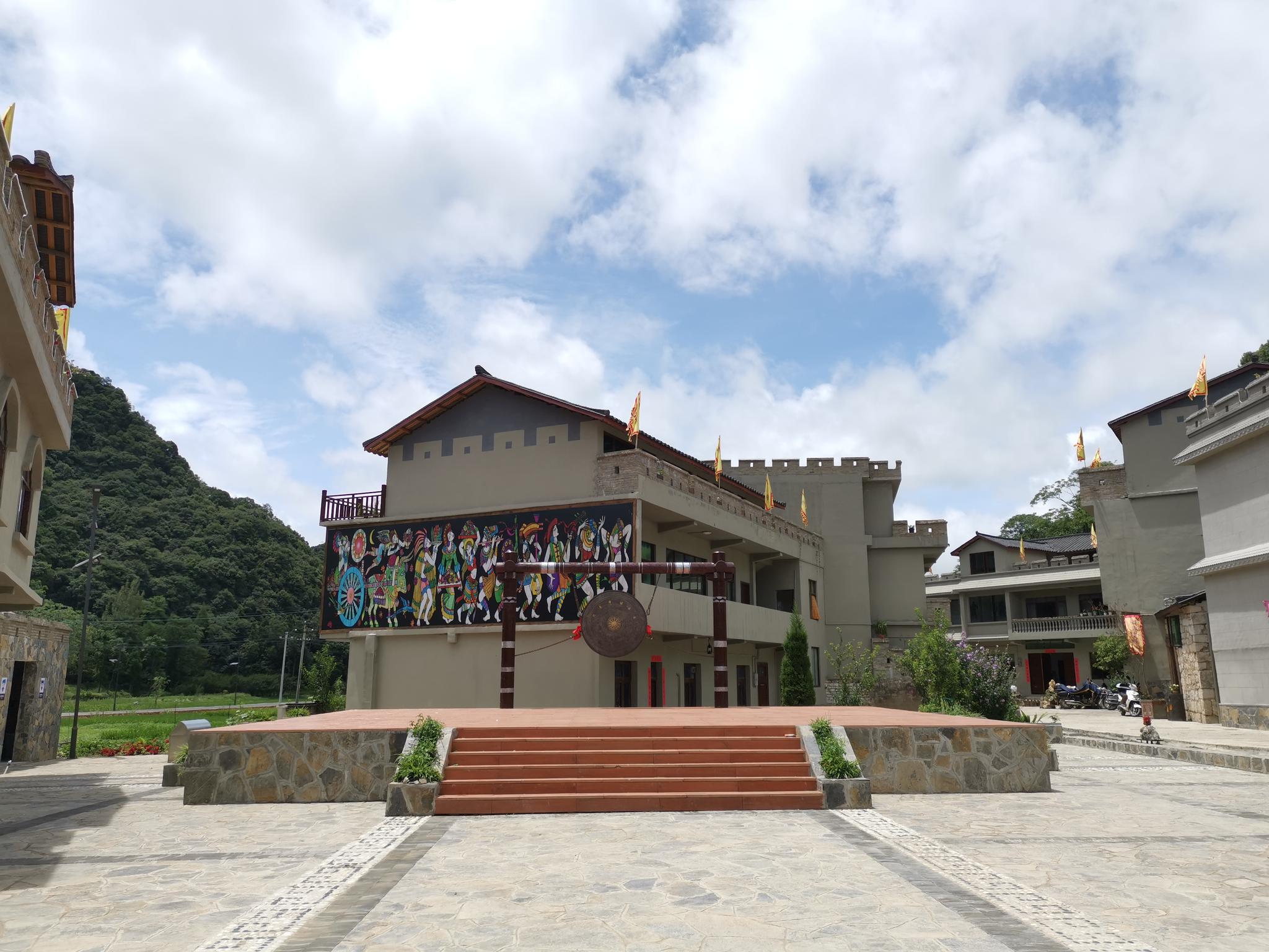 在贵州省安顺市经济技术开发区幺铺镇磊跨村,村民依托当地布依族