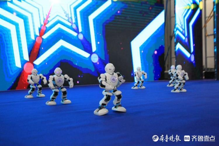 满满科技感!山东工业技师学院展示机器人舞蹈