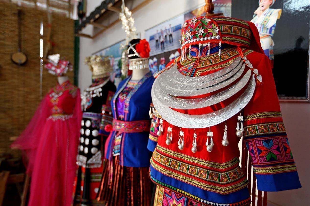 利用壮锦制作的民族服饰.严立政摄