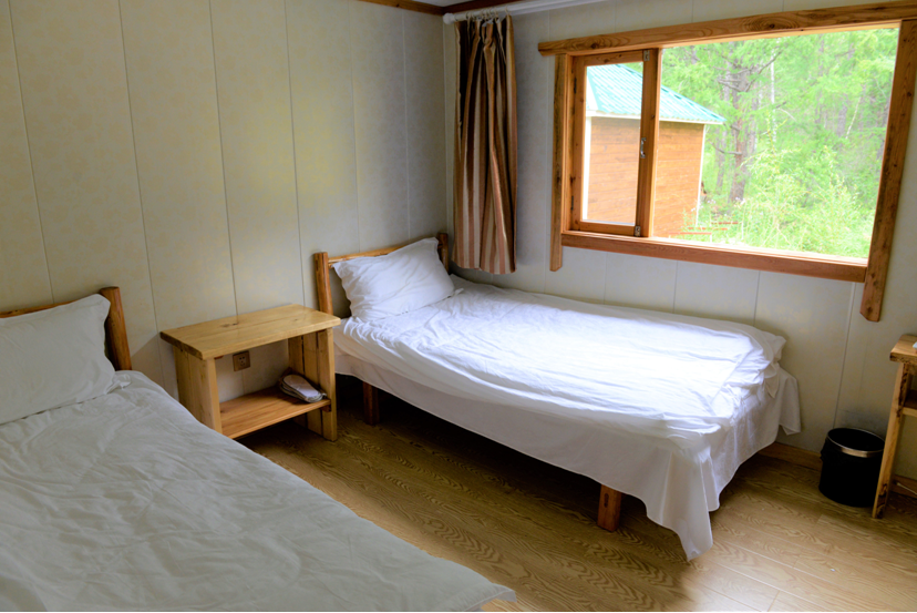 内蒙古根河市乌力库玛林场,供游客住宿的森林木屋.