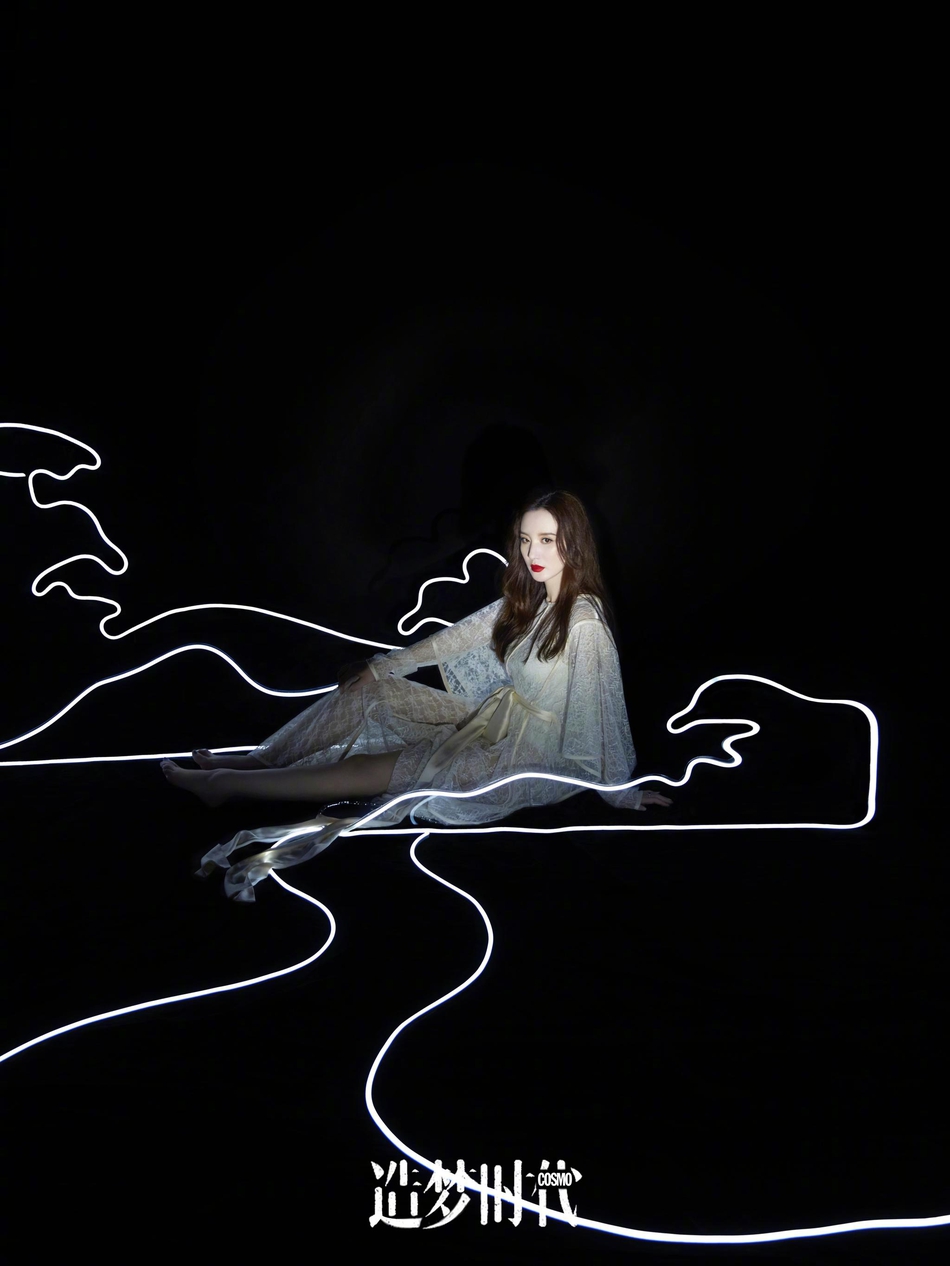 "浪姐"梦幻感大片朦胧意境足 造型华丽尽显高冷御姐范