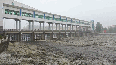 △7月20日，王家坝闸第16次开闸蓄洪，巨浪翻滚。（总台央视记者崔琦提供）