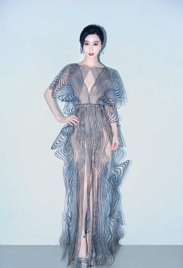 范冰冰"豁出去"了,透视水波纹塑胶裙配裸色内搭,意外高级优雅