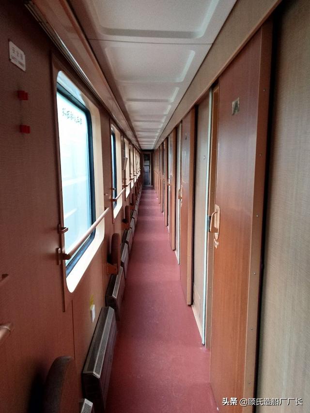 父母一辈的青春记忆绿皮车的颜值担当22型铁路客运车厢的故事