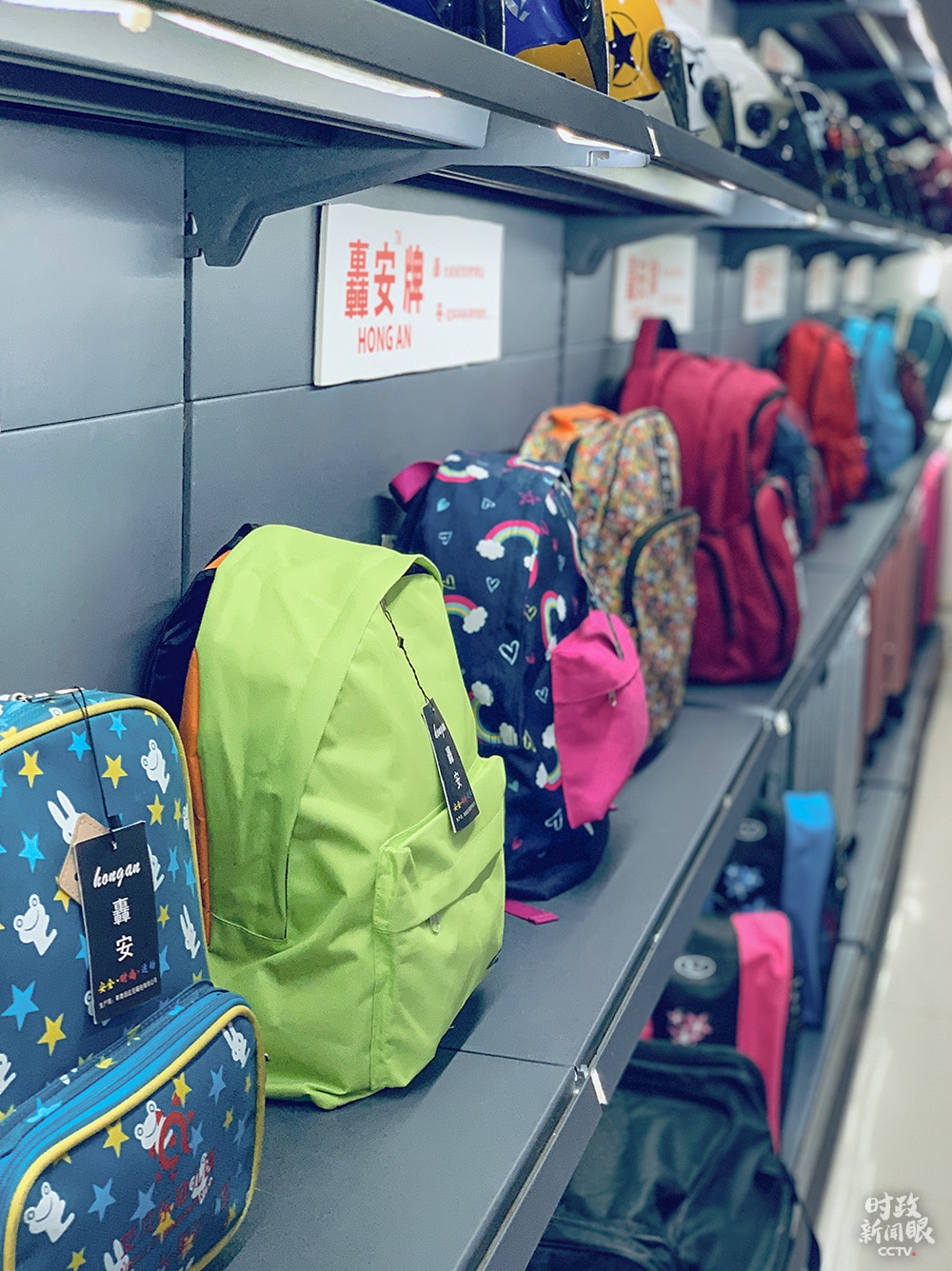 △红亮箱包有限公司预计年产箱包100万只。（总台央视记者邢彬拍摄）