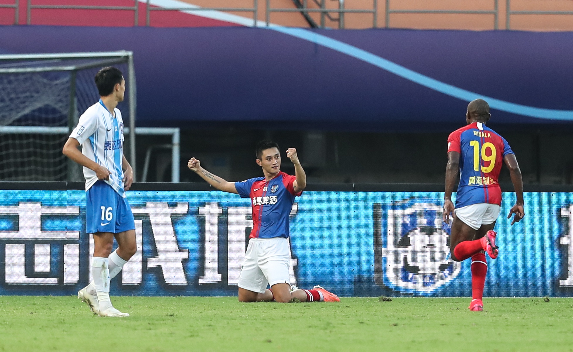 青岛黄海队球员朱建荣(中)进球得分后庆祝.新华社记者杨磊摄