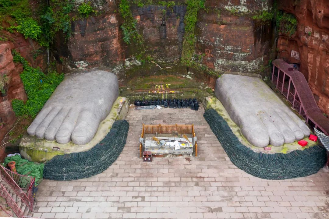 大雨将至乐山大佛景区堆起沙袋护佛脚