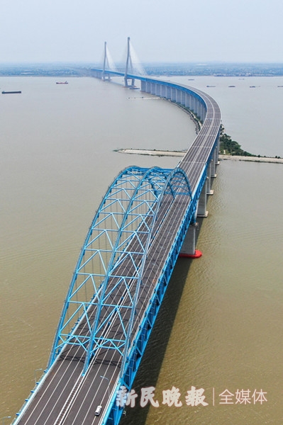 图说:7月1日通车的沪苏通长江公铁大桥助推长三角一体化发展.