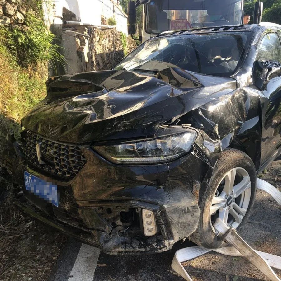 事发赣州!凌晨4点,一小车翻滚下山崖!四脚朝天!