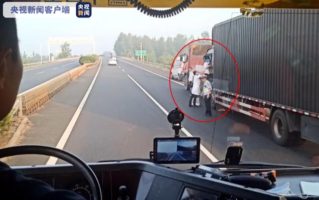 医生托举护士在货车上输液救人 网友:像极了天使与超人!