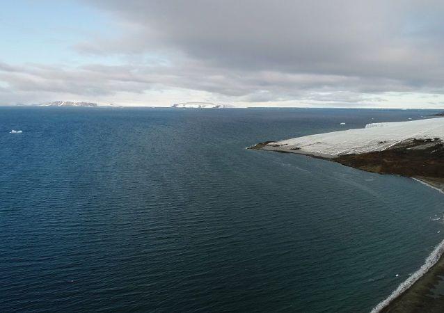 俄中学生发现一个北极岛屿