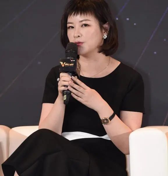 38岁的乐华娱乐的创始人杜华,一人带俩娃,她的老公又是谁呢?