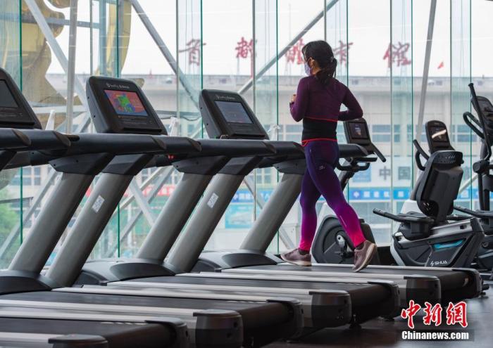 资料图：市民在健身房内跑步锻炼。中新社记者 侯宇 摄