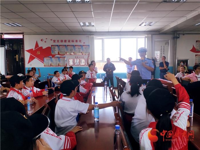 道路安全十年行动安全公益甘肃行在兰州市七里河区龚家湾第一小学启动