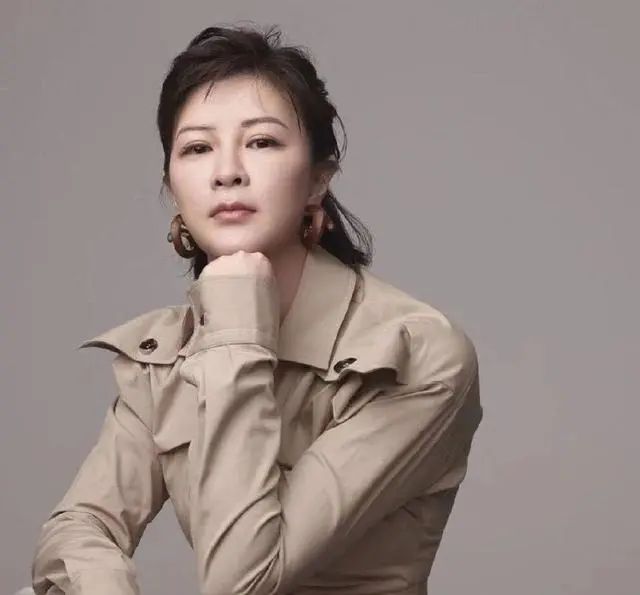 38岁的乐华娱乐的创始人杜华,一人带俩娃,她的老公又是谁呢?