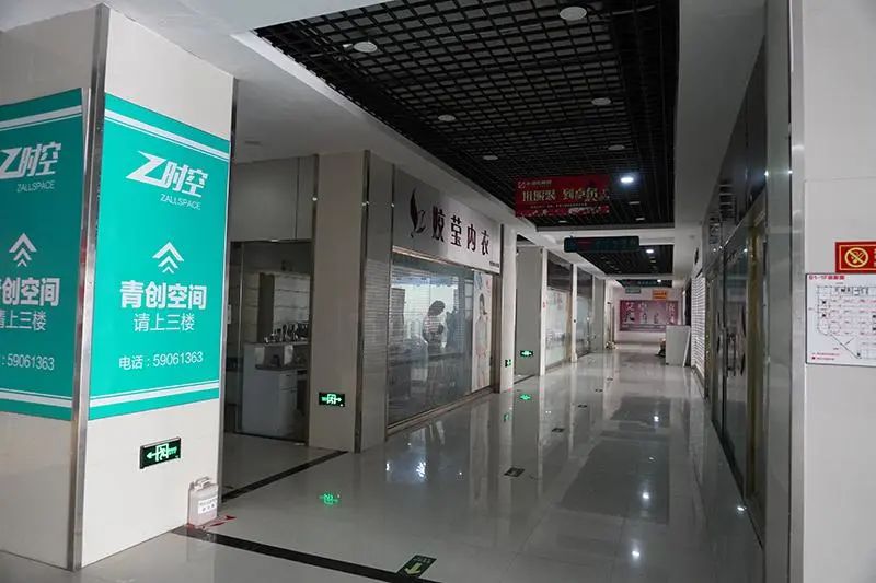 天津卓尔商城内撤离的商家 李凯旋摄