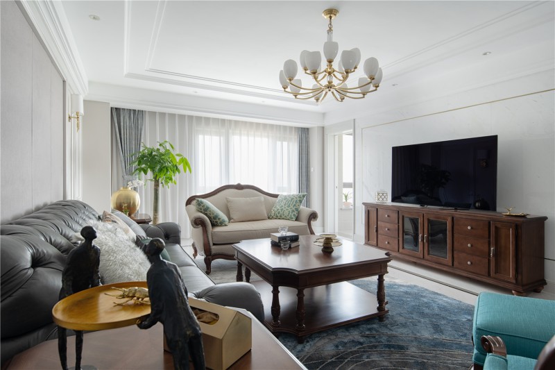 客厅家具是美克美家的美式系列,如同在清淡的画布上描上浓墨重彩的