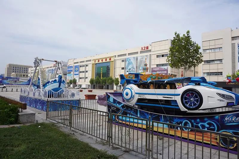 天津卓尔商城内空荡荡的广场 李凯旋摄