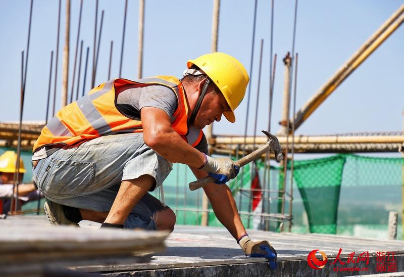 走近烈日下的建筑工人:战高温 保进度(组图)