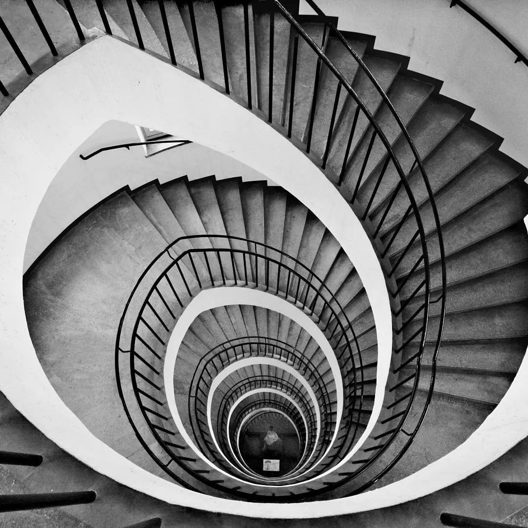 eis因此,当发现建筑内部出现旋转楼梯时,你要有这种螺旋式的构图思维