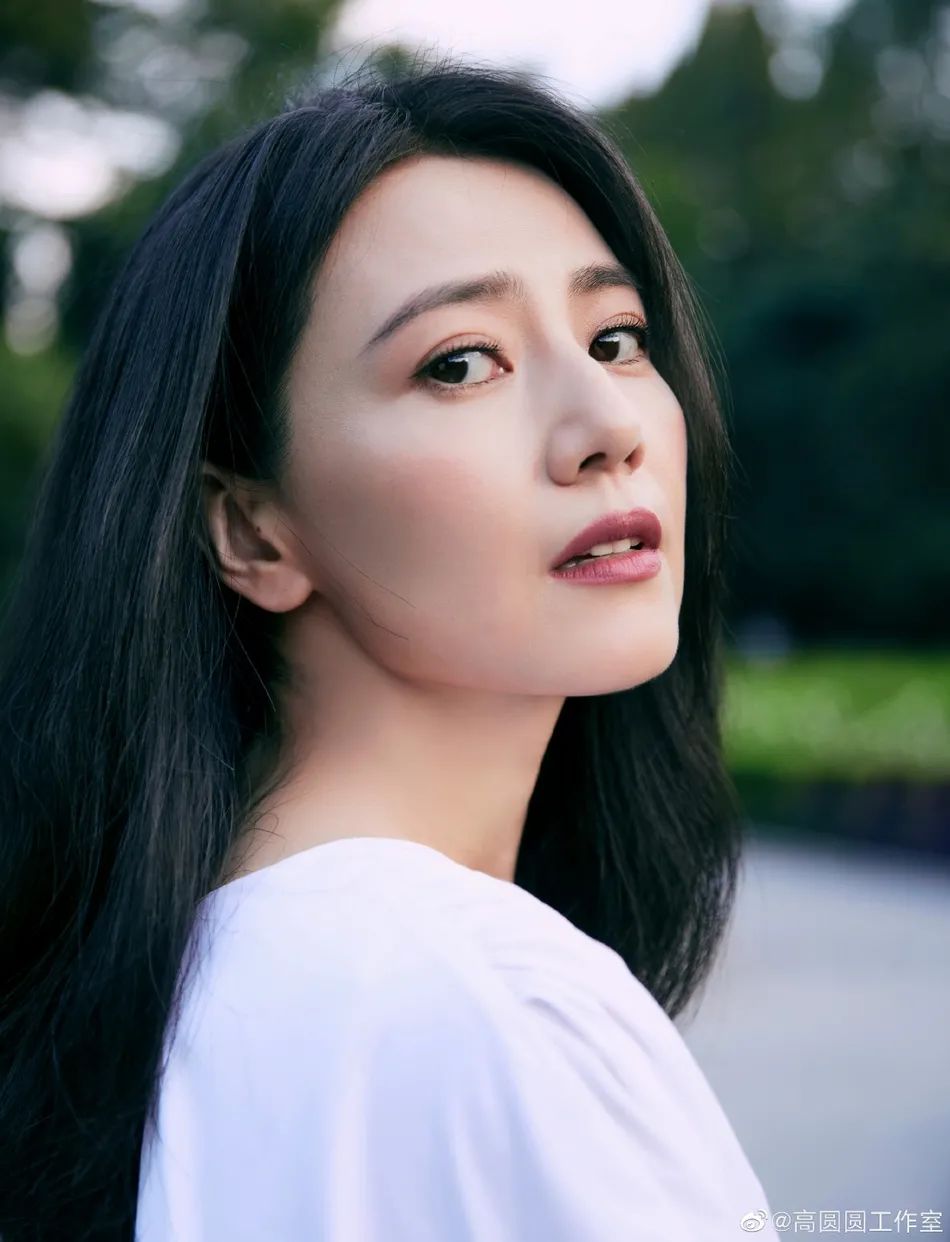 高圆圆俏丽多姿看不出40岁!小露白皙大美腿魅力满满