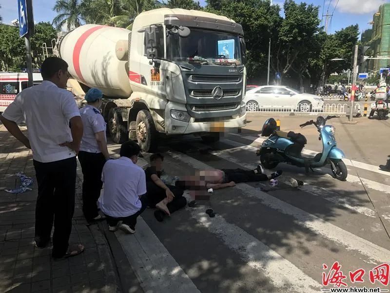 车与电动车发生碰撞发生一起交通事故在海口南沙路与滨涯路交界路口