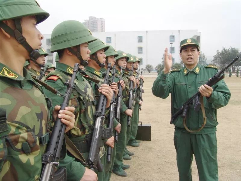 使用87a式突击步枪的武警部队不管枪好不好,能够造出中国的第一俊小