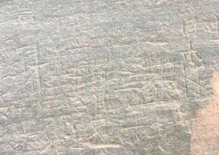 刻字|景区已介入调查丹霞地貌被刻字 传唤当事人进行约谈