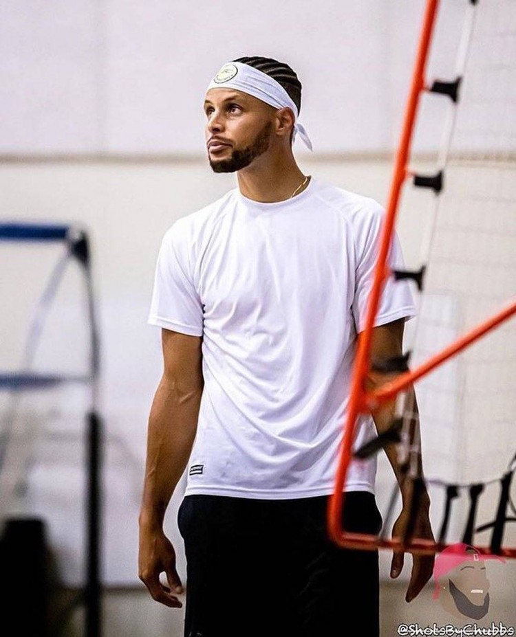 给几分?库里训练中换上新造型:地垄沟 发带