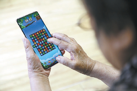 为和孩子对话退休老人抱团玩网游 “能被孙子粘着太幸福了”