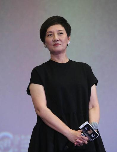 63岁邓婕近照,颈纹严重手臂粗壮,但气质出众,果然自然老去最美