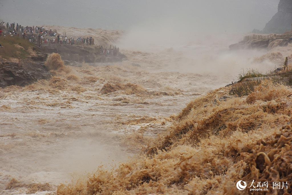 黄河再迎洪峰壶口景区观景桥被淹