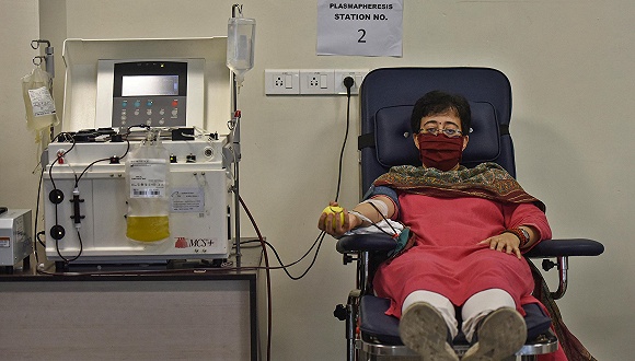 曾患新冠肺炎的康复者捐献血浆。图片来源：视觉中国