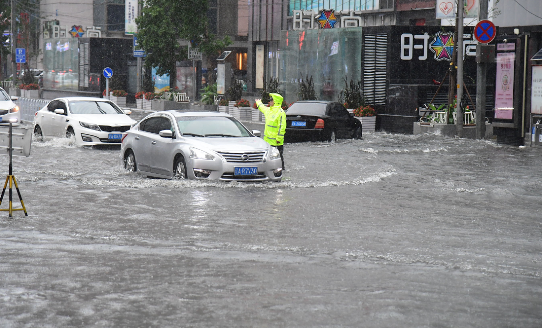 今天沈阳暴雨中这一幕全网都在转