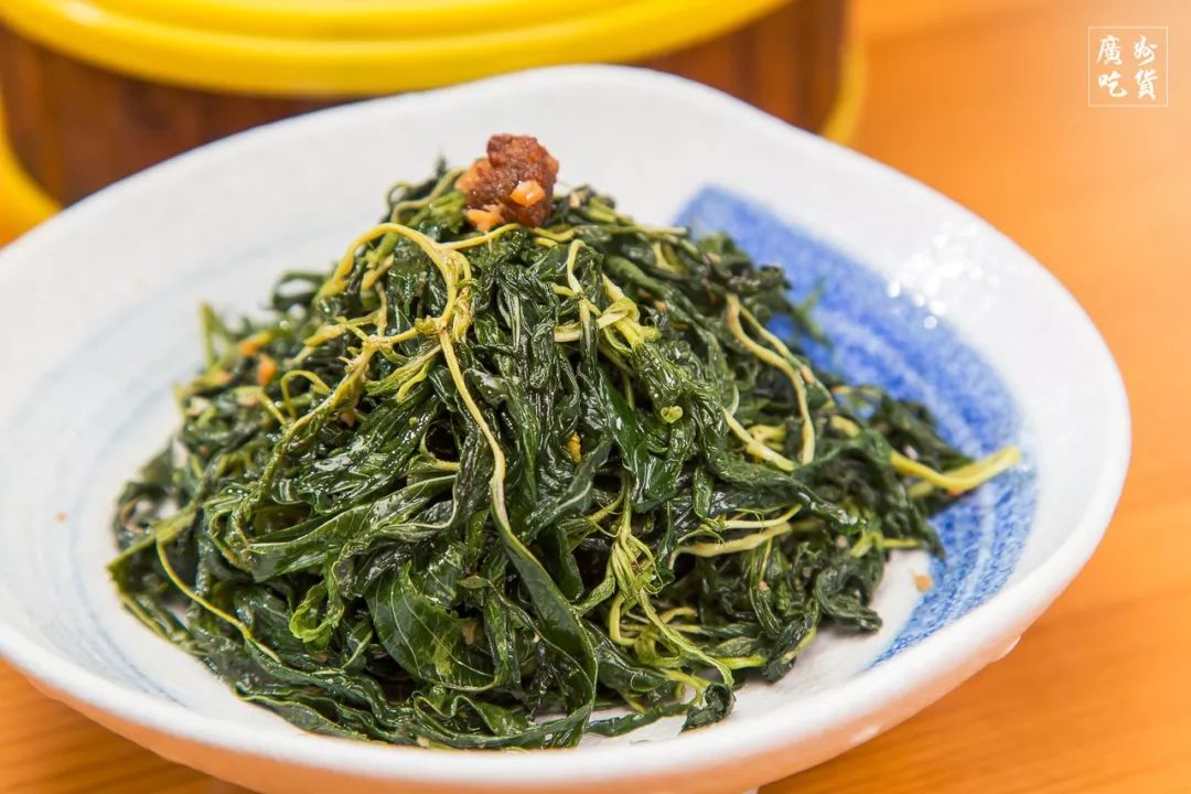 潮汕麻叶是一种清苦的小菜,"咸究"则是将麻叶用开水加盐烫过.