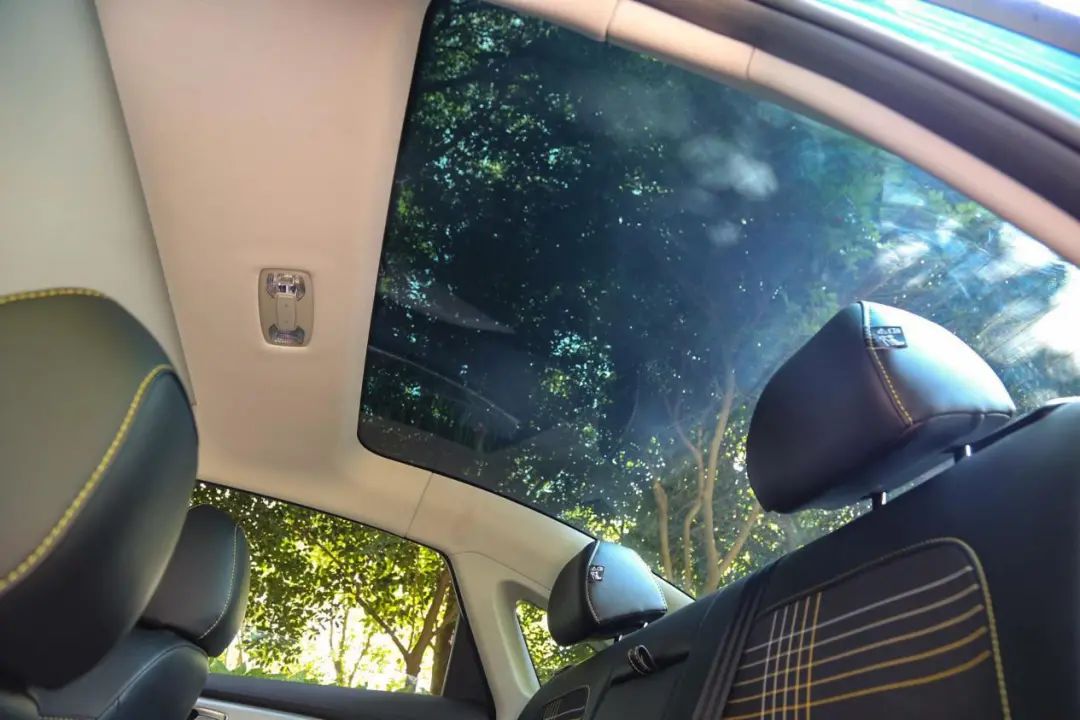 整个车顶都是玻璃?这款新车亮眼,配置出众用料好,蛮给力!