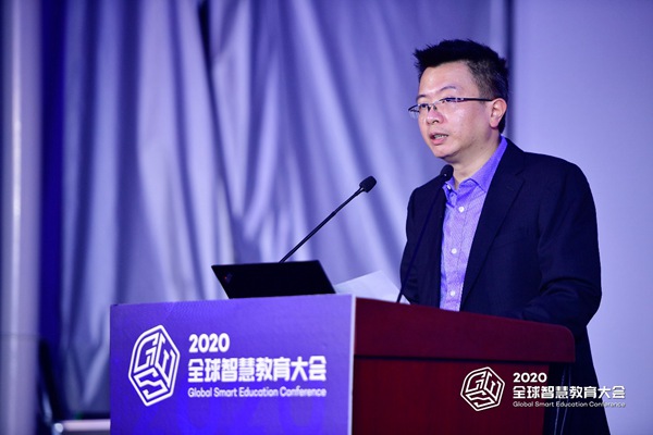 　　图为：北京师范大学智慧学习研究院副院长、网龙网络公司副总裁陈长杰代表网龙发布《塞尔维亚国家级教师信息化能力培训计划》