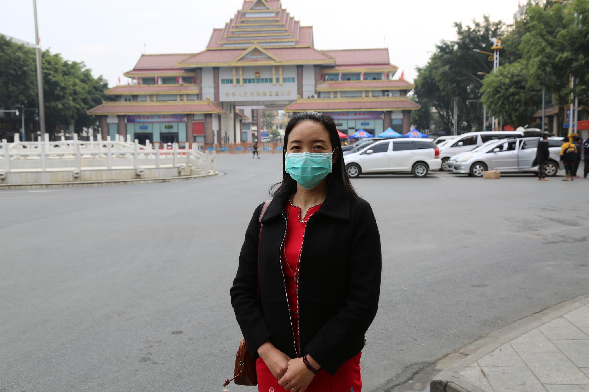 缅甸华人赵红仙在瑞丽口岸姐告国门.瑞丽市委宣传部供图