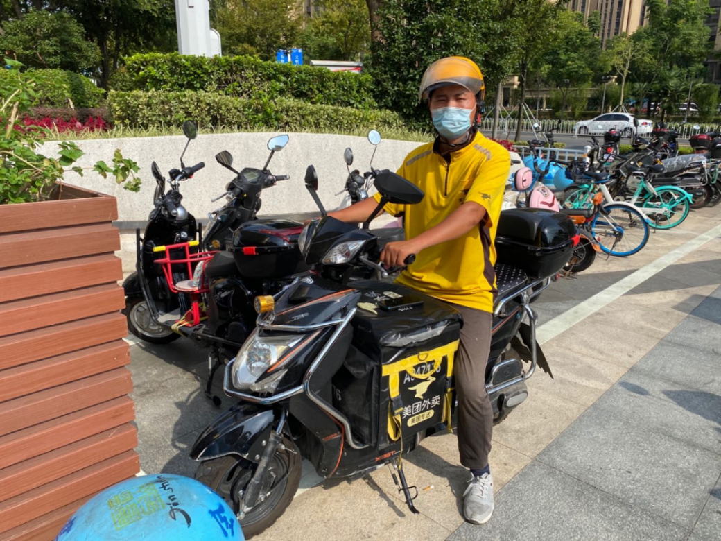 在订单的另一头,美团骑手小宋已经在高温下连续"奋战"数日了,"天气一