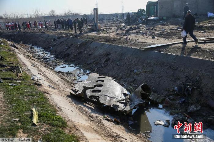 资料图：当地时间1月8日，原计划飞往基辅的乌克兰PS752航班从伊朗德黑兰霍梅尼国际机场起飞不久后坠毁，客机上人员全部遇难。事故现场可以看到飞机已经全部成为碎片。