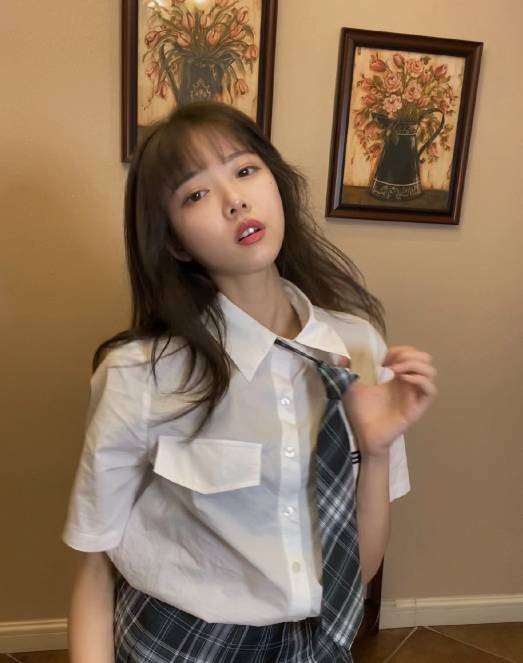 今日图集:lpl官方女主持——川妹子骆歆