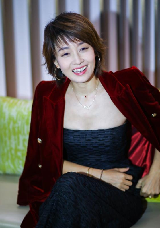 马伊琍穿衣真高级!丝绒西装配抹胸连衣裙,一看就是有品位的女人