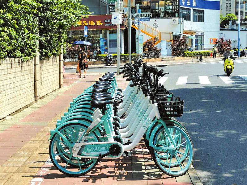 在南宁街头,共享单车停放有序 赖有光摄