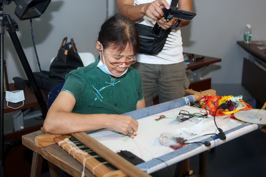 梁雪珍老师现场演示广绣针法