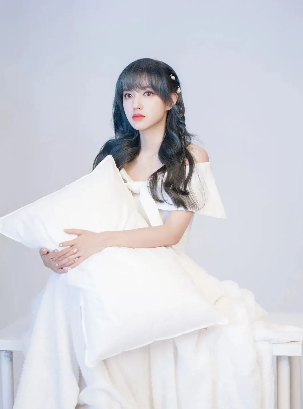 潇潇子一直是妆造多变,美丽在线,时而是在逃公主,时而又是酷飒御姐