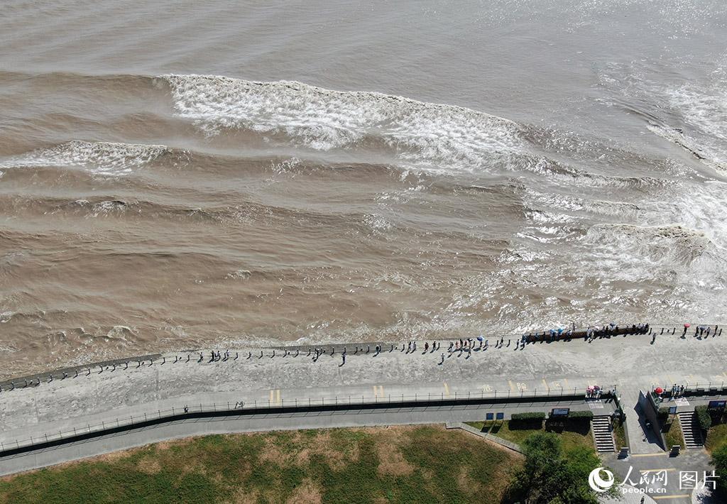 航拍浙江海宁壮观钱塘交叉潮