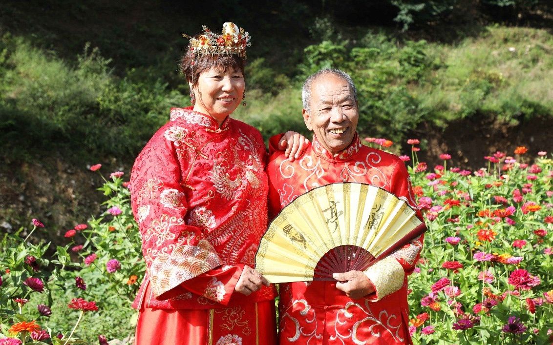 银发配白纱延庆东王庄村老人花海之中秀恩爱