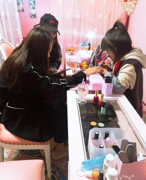 全国近40万家街边美甲店,装满了女孩们的创业幻梦