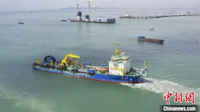 施工中的中国自主研发的大型耙吸挖泥船“通恒”轮。 中交天航局供图